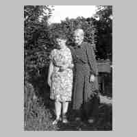 094-0116 Caroline Szimmetat mit ihrer Tochter Hertha, der Schneiderin, im Garten in Schirrau..JPG